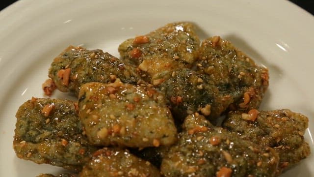 견과류와 시럽을 곁들인 밀랍떡으로 만든 강정