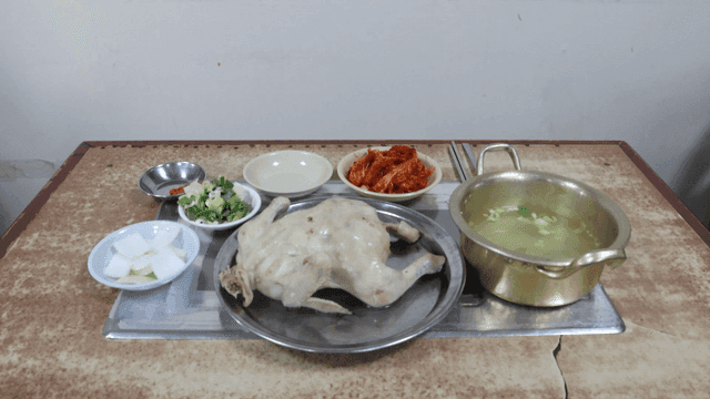 반찬과 함께한 닭백숙