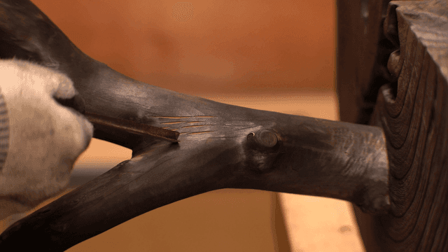 끌로 나무 조각하는 과정