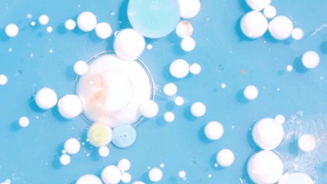 혼합 액체 속 다채로운 버블들