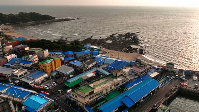 다채로운 지붕의 해안 마을