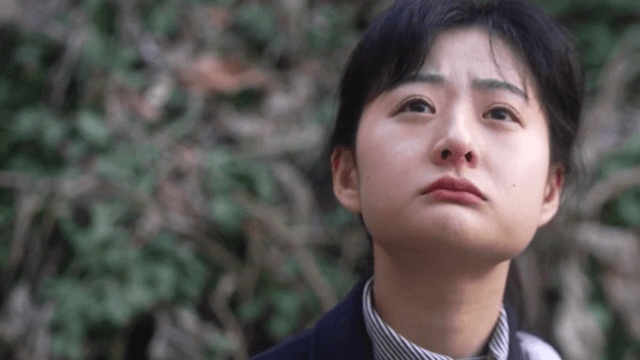 슬픈 표정으로 위를 바라보는 여성