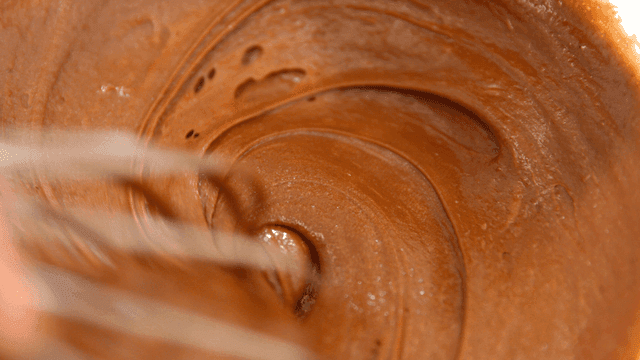 초콜릿 반죽을 섞는 거품기