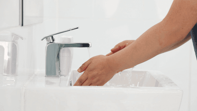 흐르는 물에 손을 씻는 모습