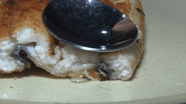 장어구이의 육즙을 터트리는 숟가락