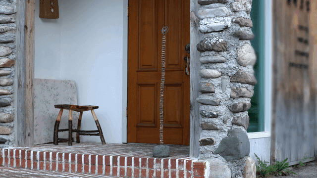 나무문 앞 조용한 돌집 현관