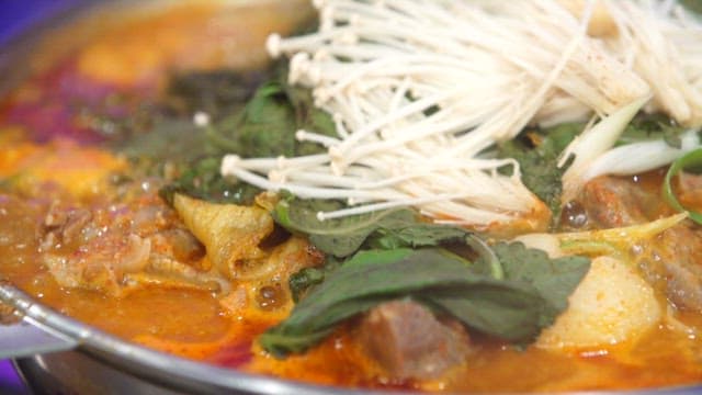 신선한 채소가 들어간 감자탕