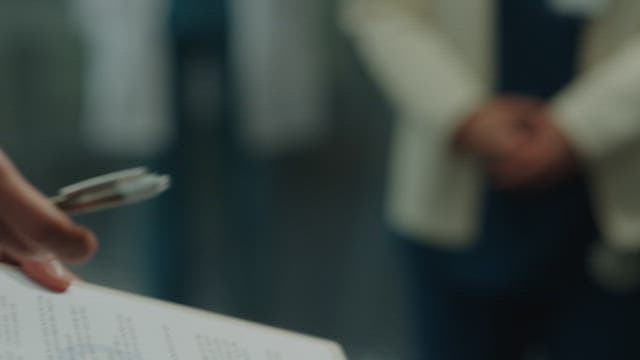 보호자에게 수술 동의서를 받는 모습