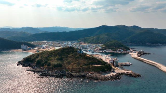 언덕 위 등대가 있는 해안 마을