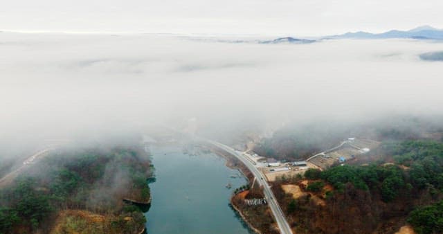 아침에 안개 낀 강의 모습