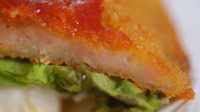 튀긴 돈가스가 들어간 샌드위치