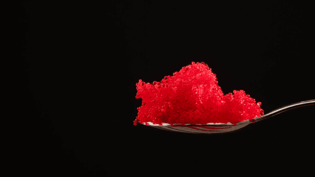 빨간색 날치알 한 숟가락