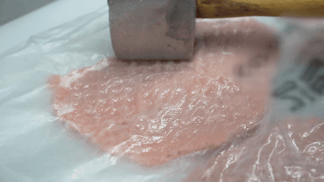 고기를 망치로 두드리는 장면