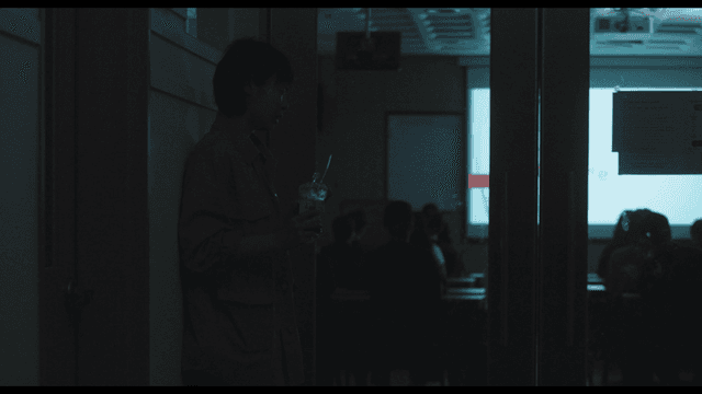 교실 밖에 서서 불안해 하는 여성