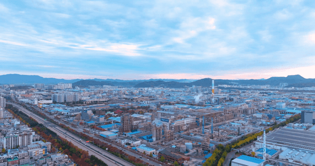 산업 지역이 있는 광활한 도시 풍경