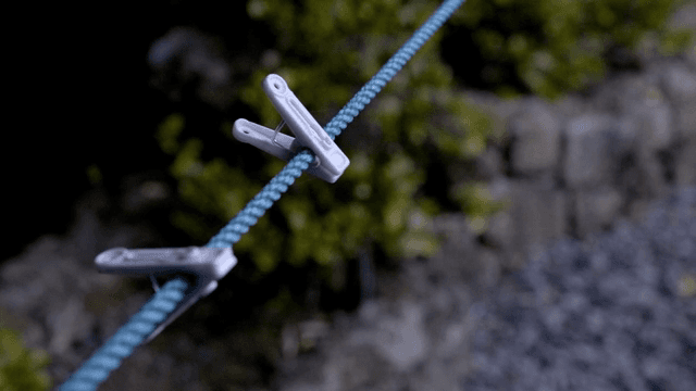 정원에서 줄에 걸린 빨래집게