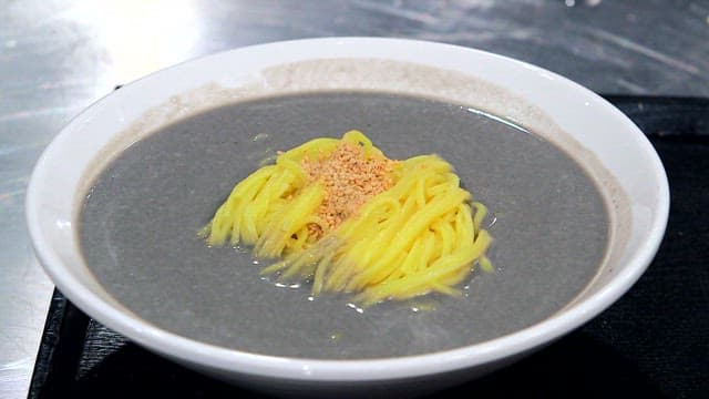 Black and original soybean noodles with peanut powder