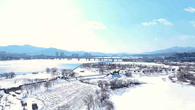 다리와 함께 눈 덮인 풍경