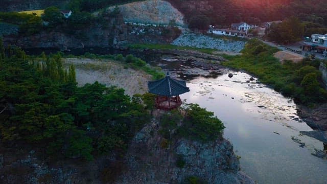정자가 있는 아름다운 강가에 비쳐오는 석양빛