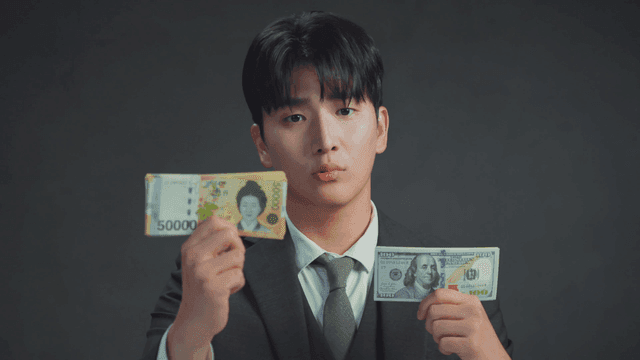 한국 원화와 미국 달러를 비교하는 남자