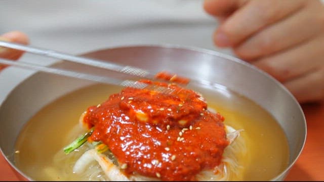 삶은 달걀과 양념장을 곁들인 밀면