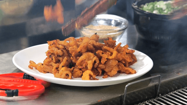 흰 접시에 담긴 불닭발