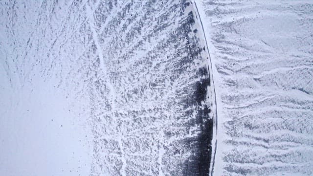 겨울의 눈 덮인 화산 분화구