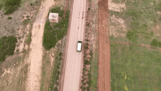 농지와 산을 지나는 시골 도로