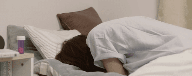 침대에서 격분을 달래는 여성