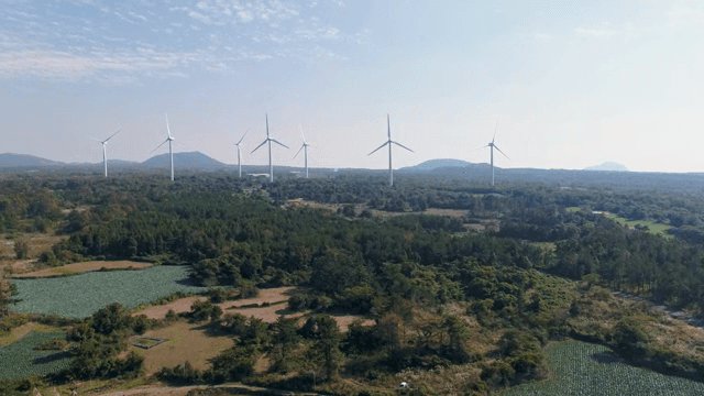 푸른 풍경 속의 풍력 터빈