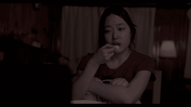 노트북을 보며 아이스크림을 먹다 눈물 흘리는 여성