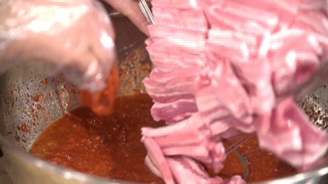 매운 소스에 넣는 생삼겹살