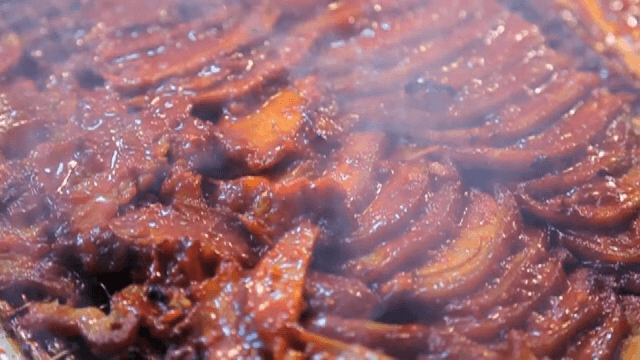 바비큐 그릴에서 굽는 양념족발