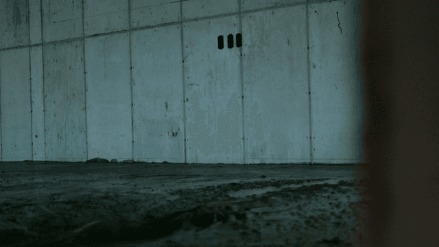 실내에서 콘크리트 바닥을 고르는 작업자