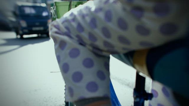 골목길에서 자전거를 타는 어린 아이