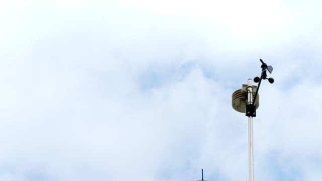 하늘 아래 바람의 속도와 세기, 방향을 측정하는 풍속계