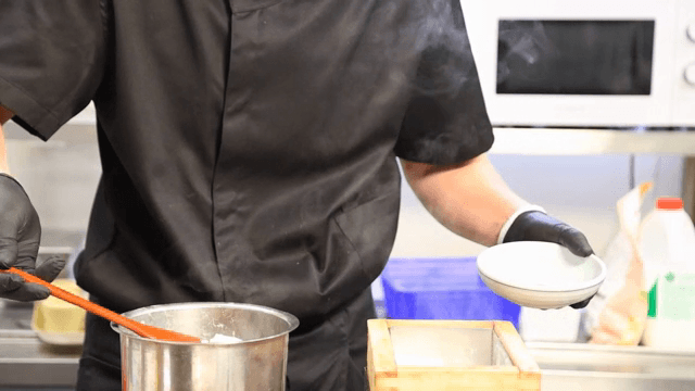 주방에서 두부를 준비하는 요리사