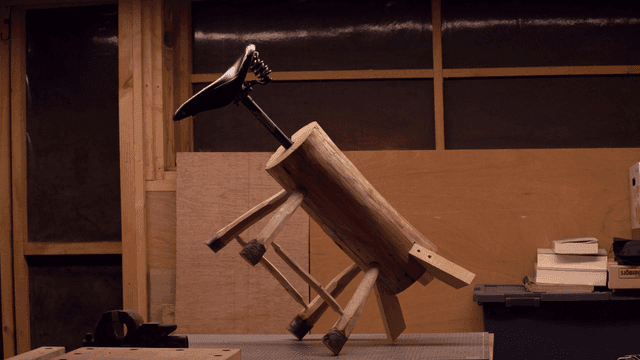 작업실의 자전거 안장이 있는 나무 조각