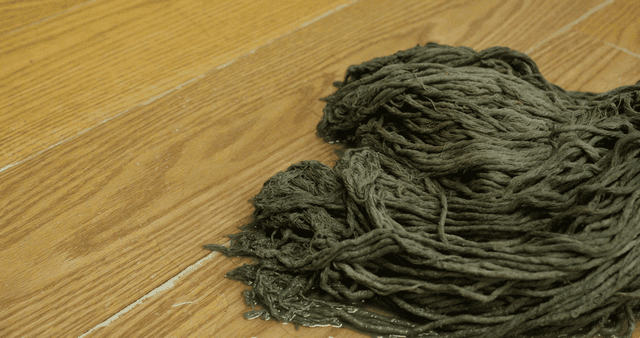 나무 바닥 위의 젖은 걸레