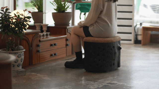 아늑한 실내에서 나무 의자에 앉아 있는 여자