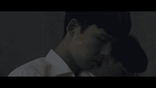 흰 크림이 볼에 묻어 고개 숙이고 있는 학생