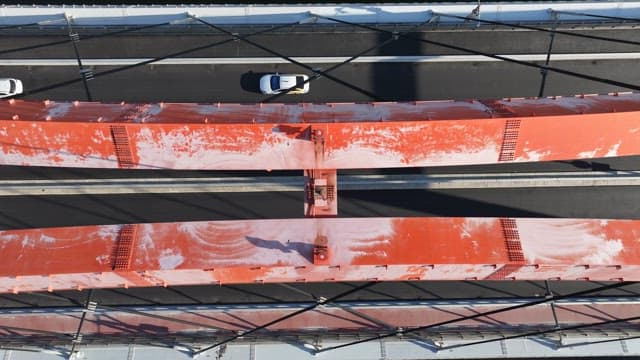 쭉 뻗은 다리 차도를 달리는 차량들