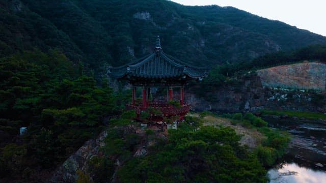 Serene Pavilion of Wolyubong Where the Moon Rests