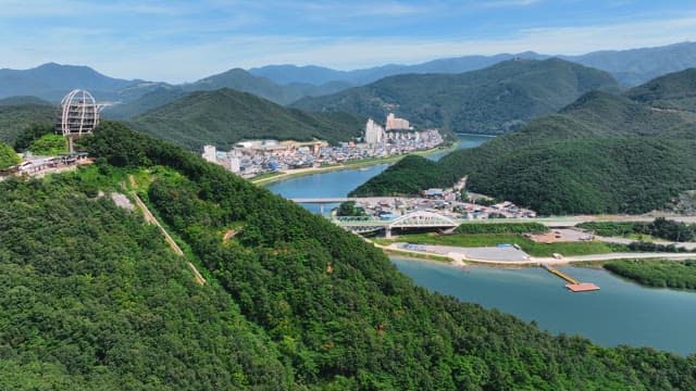 둥근 전망대가 있는 푸른 산의 전경