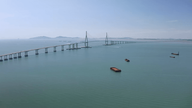 바다 위로 길게 뻗은 다리