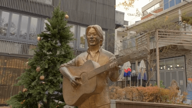 기타를 든 음악가 동상