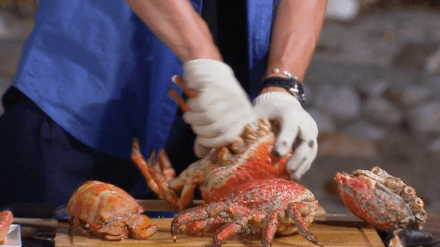 나무 도마 위에서 게 다리 자르기