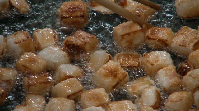 기름에 노릇노릇하게 튀겨지는 무 튀김