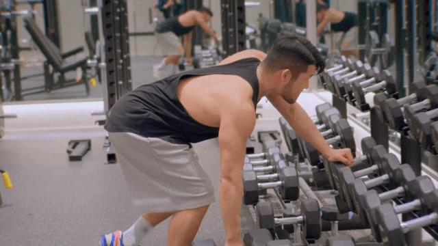 헬스장에서 덤벨을 드는 남성