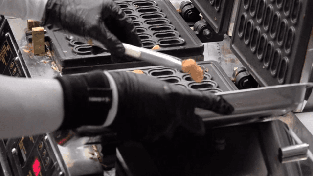 갓 구운 땅콩 모양의 빵